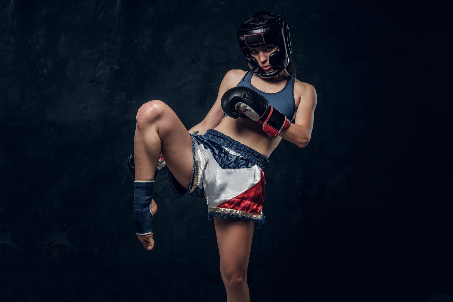 ผู้หญิงเรียนมวยไทย — Female fighter demonstrating Muay Thai kick stance at Yak Siam